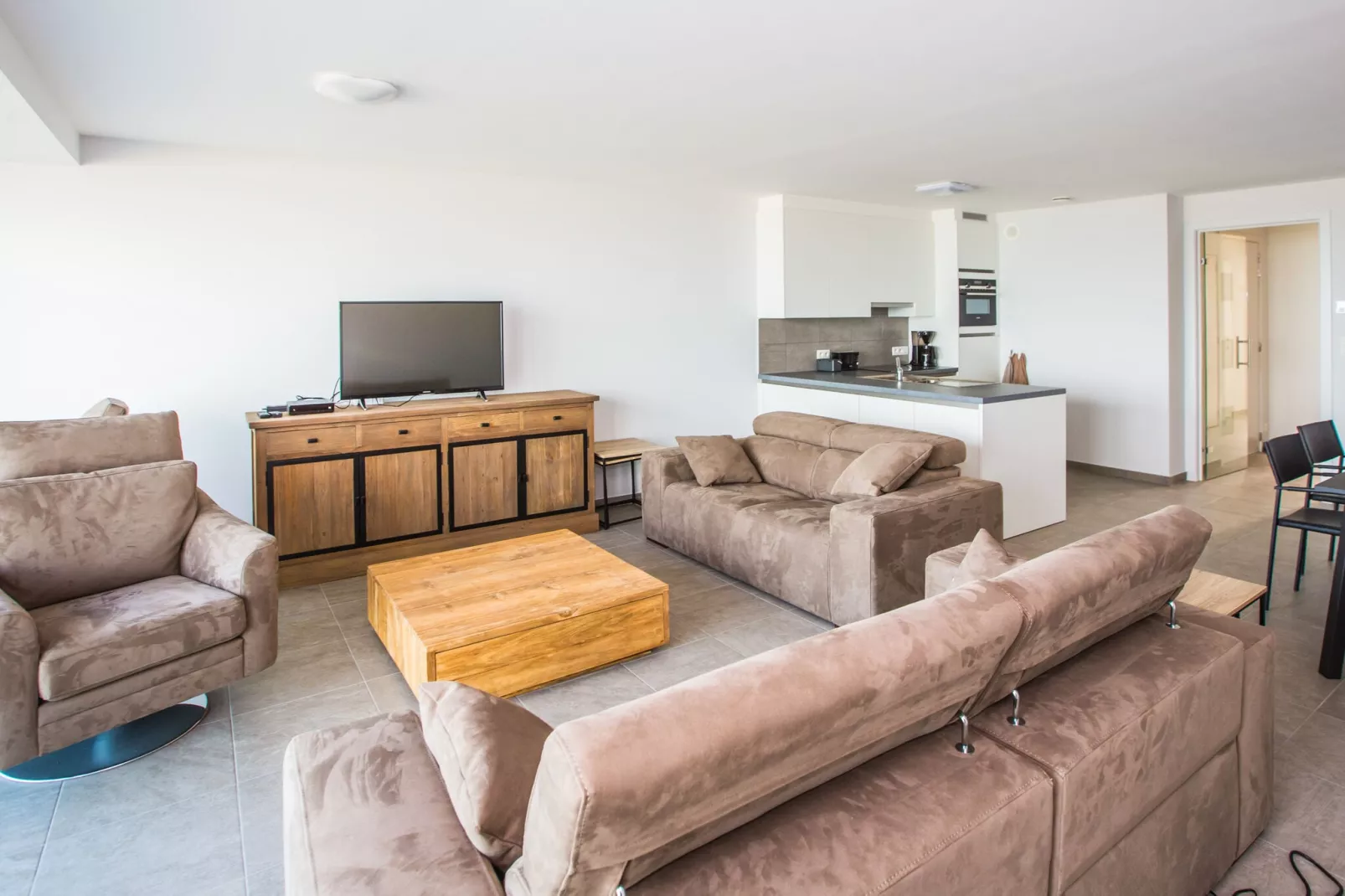 Les Amiraux 0701-Living room