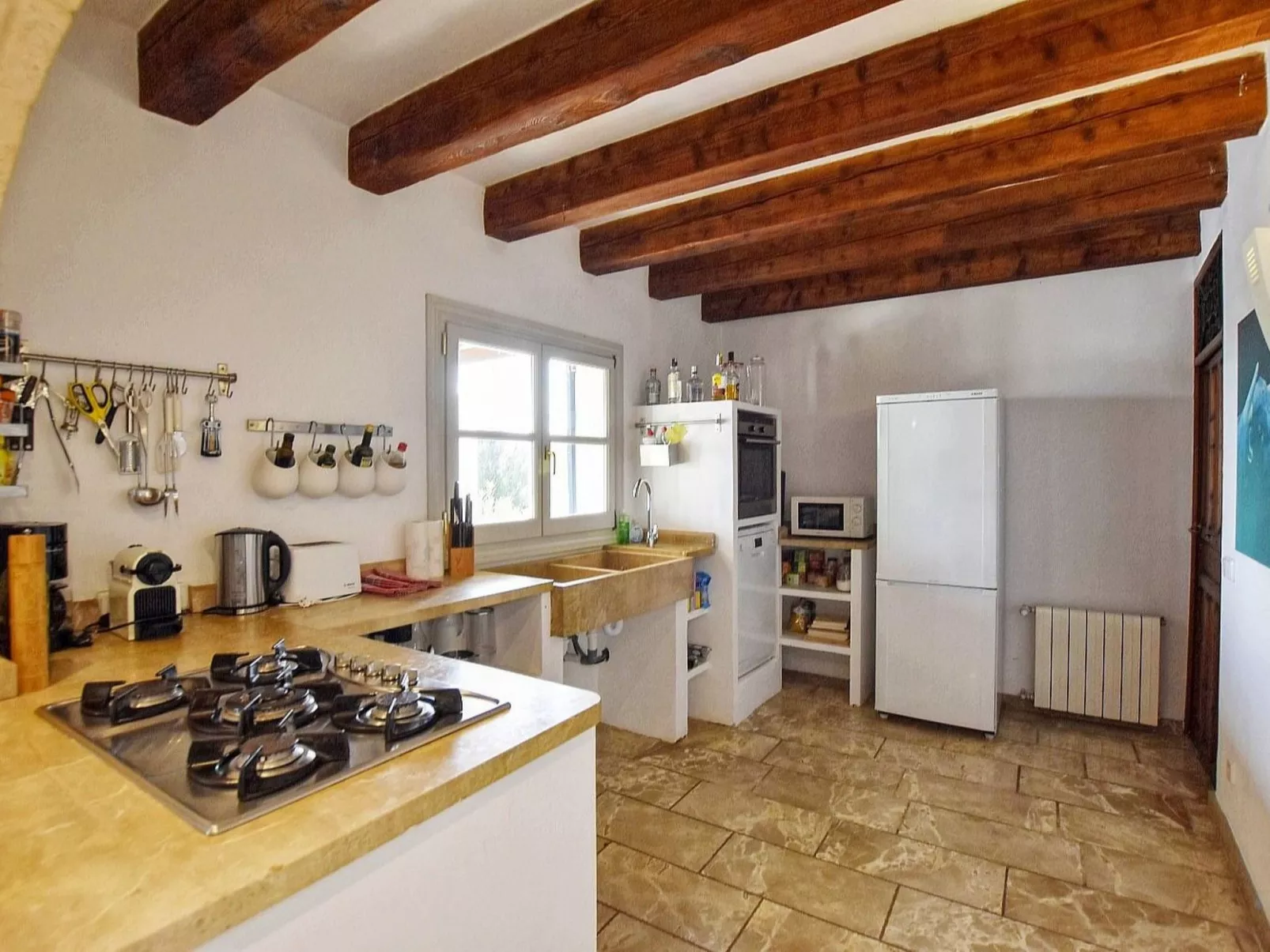 Ibizenkisches Haus mit Pool und Beachvolley-Blick-Drinnen