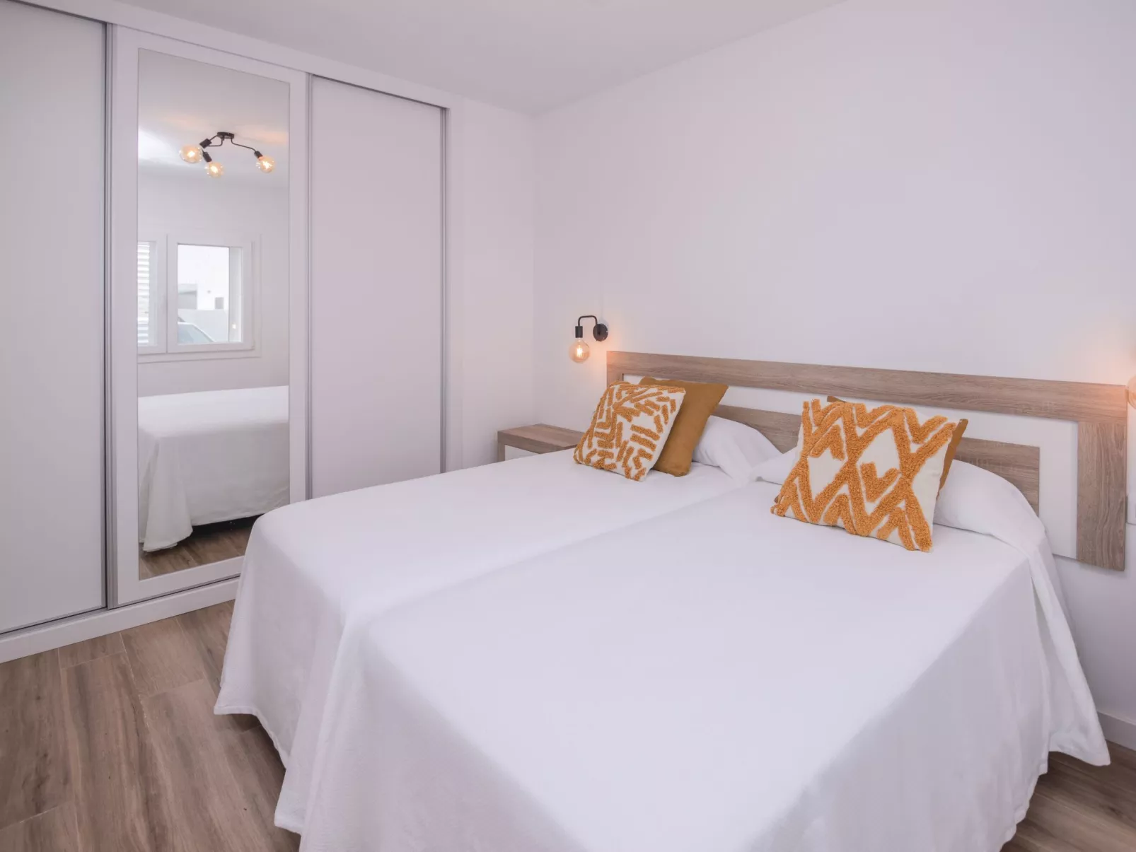 Modernes und helles Ferienhaus direkt am Meer, mit zwei großen Terrassen, Garte-Drinnen