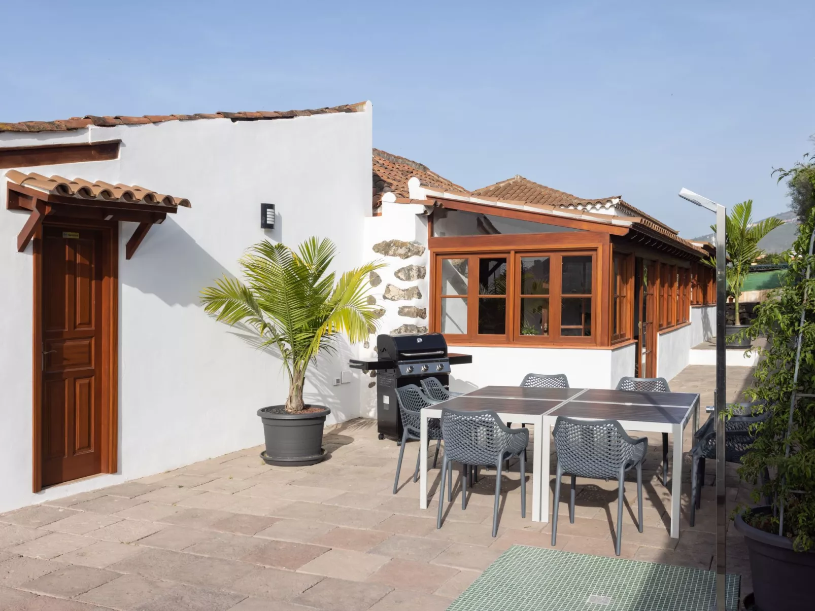 Cruz de los Martillos-Outside