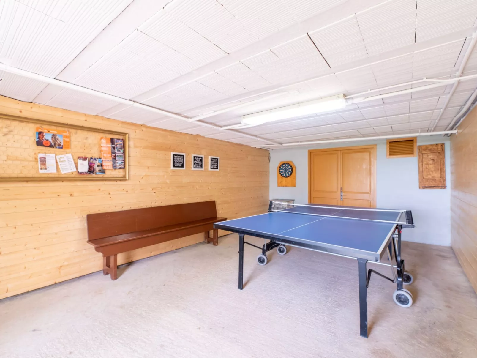 "Cobert del Carro".-Inside