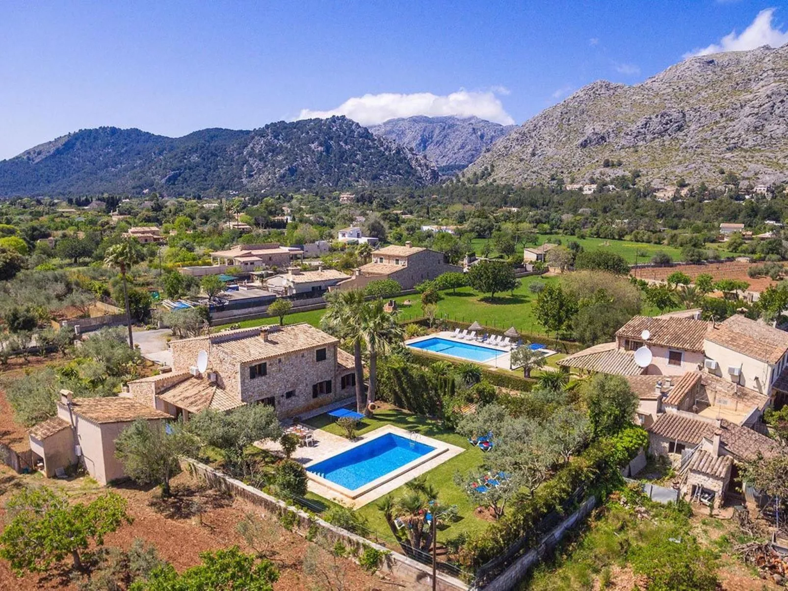 "Joan" mit privatem Pool-Image-tags.info