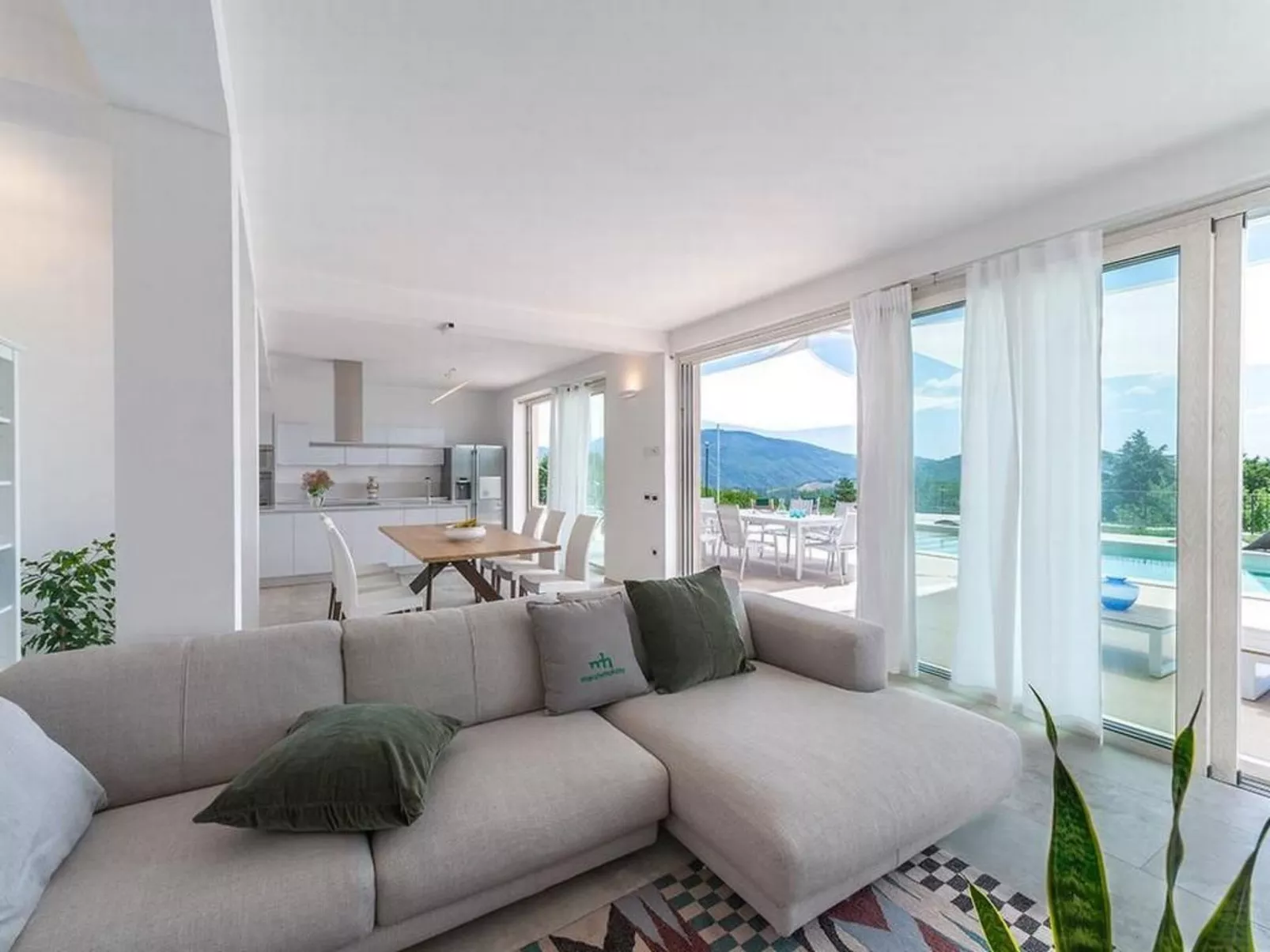 Villa Montefalcone, Außen- und Innenpool-Dedans