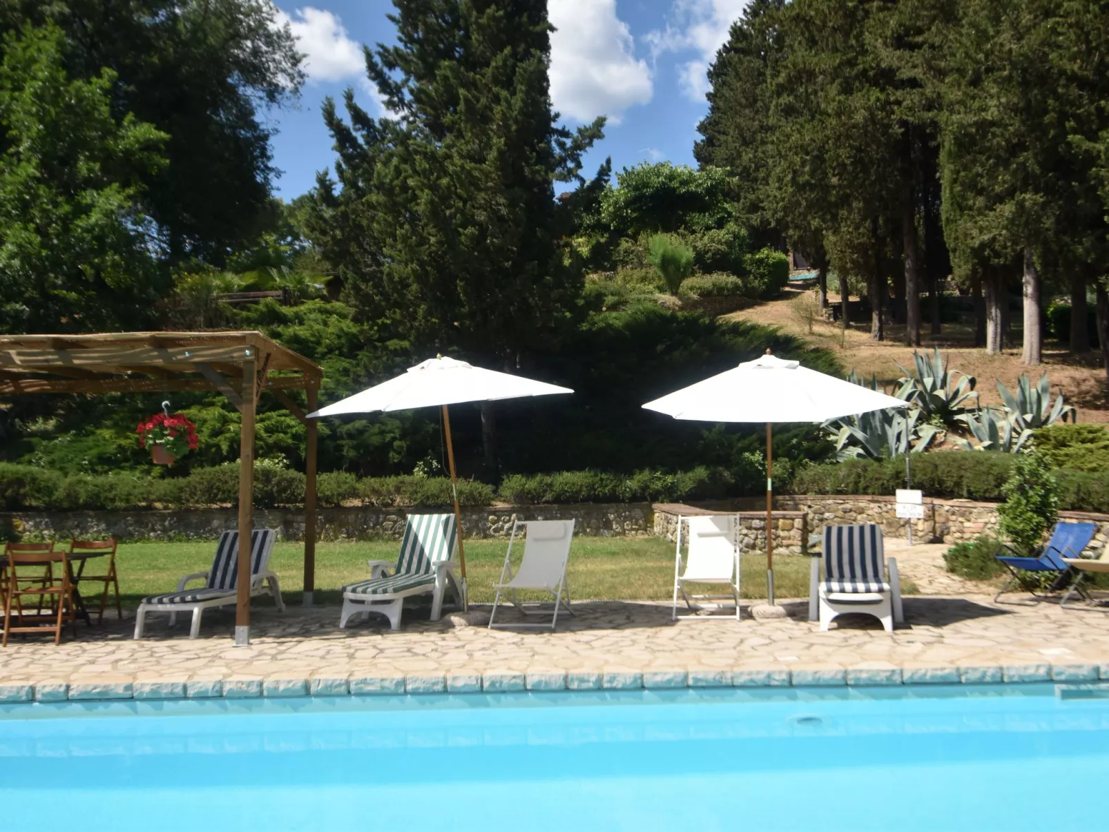 Wohnung in Bauernhaus mit großem Garten, Schwimmbad-Outside