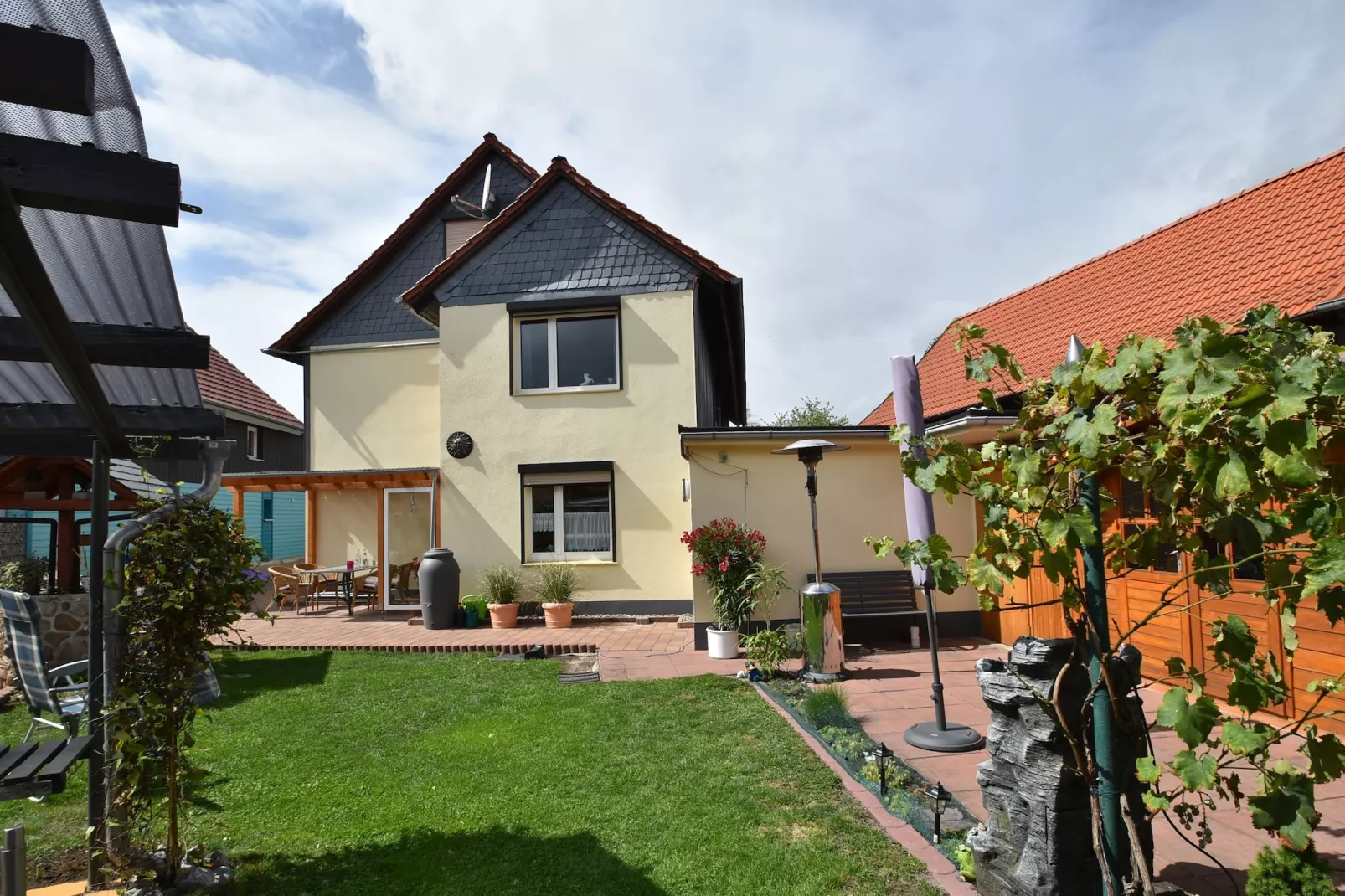 Veckenstedt-Exterior in summer