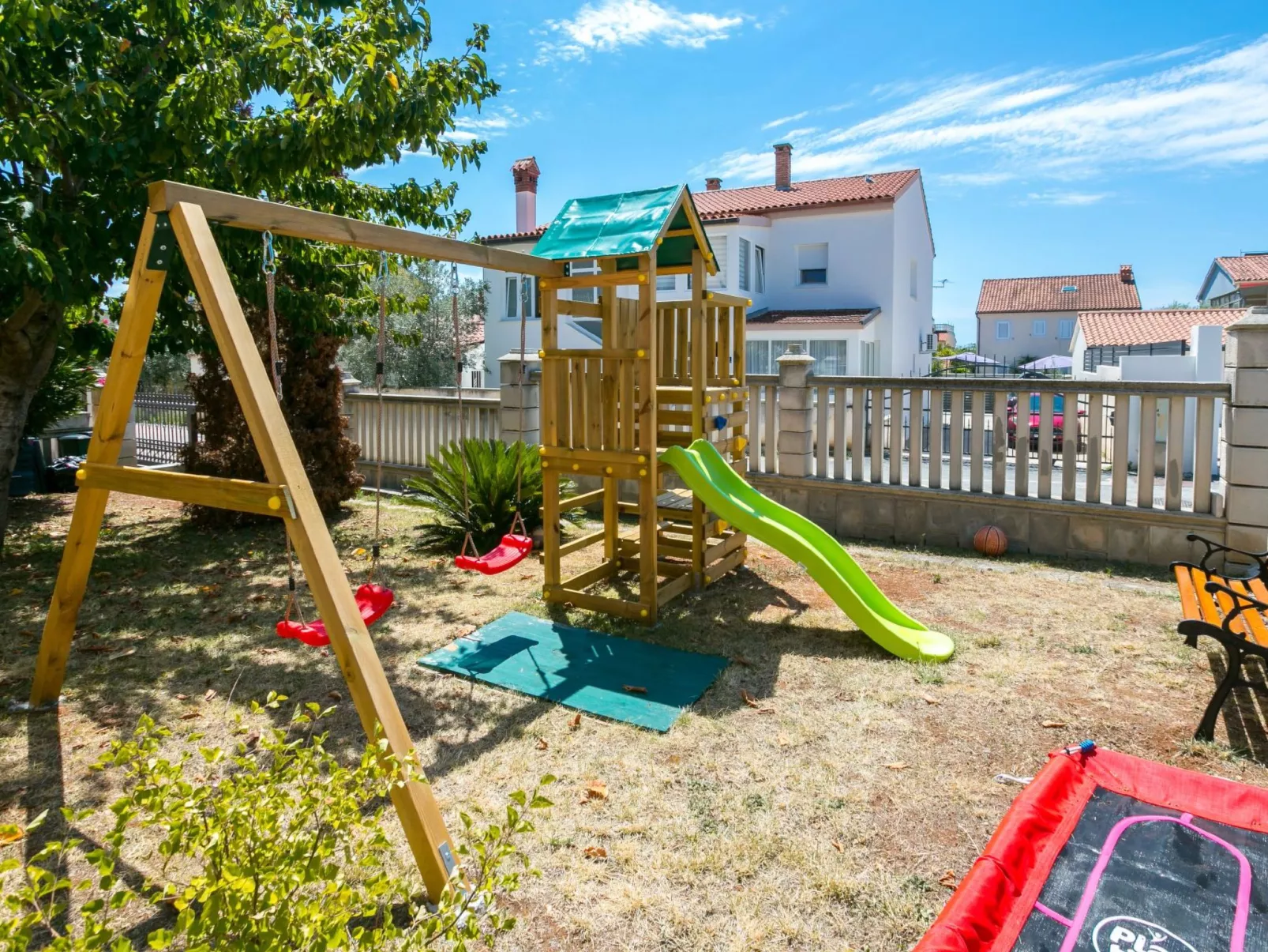 In Medulin mit Garten, Terrasse und Grill-Draußen