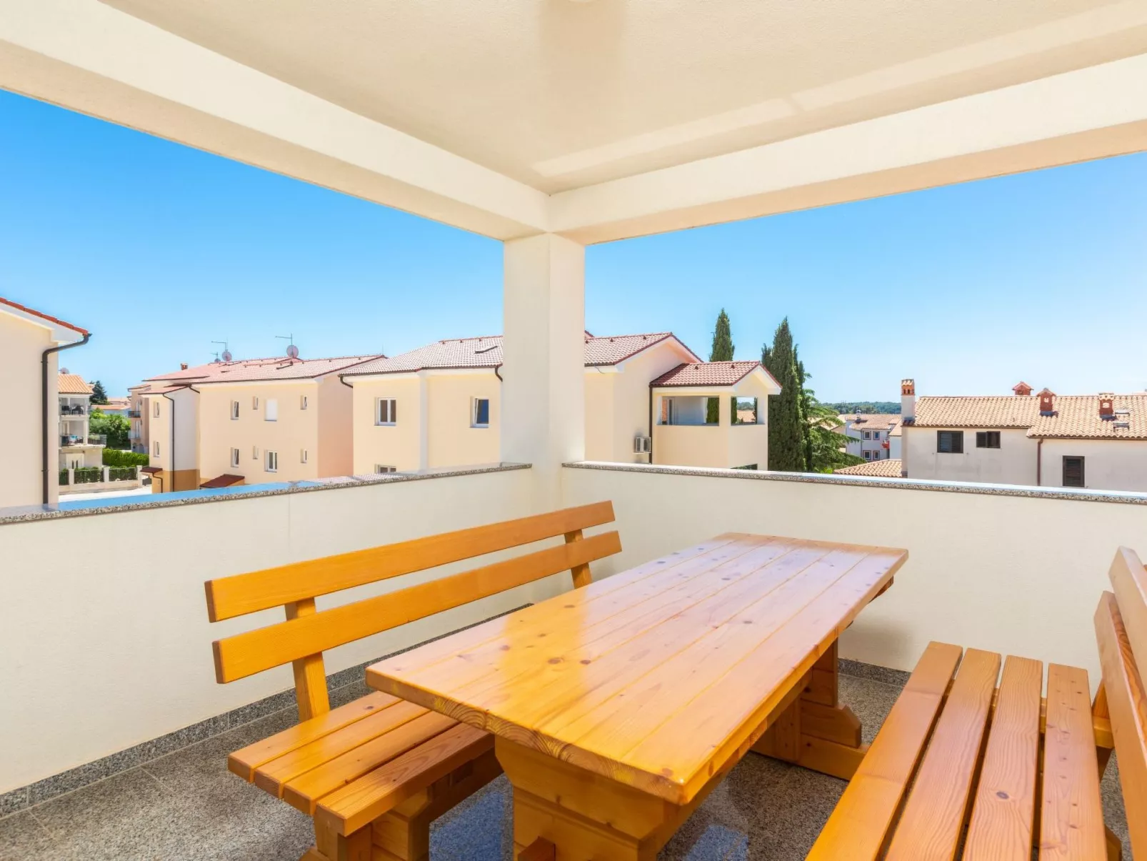 "Dragan 2" mit Balkon-Draußen