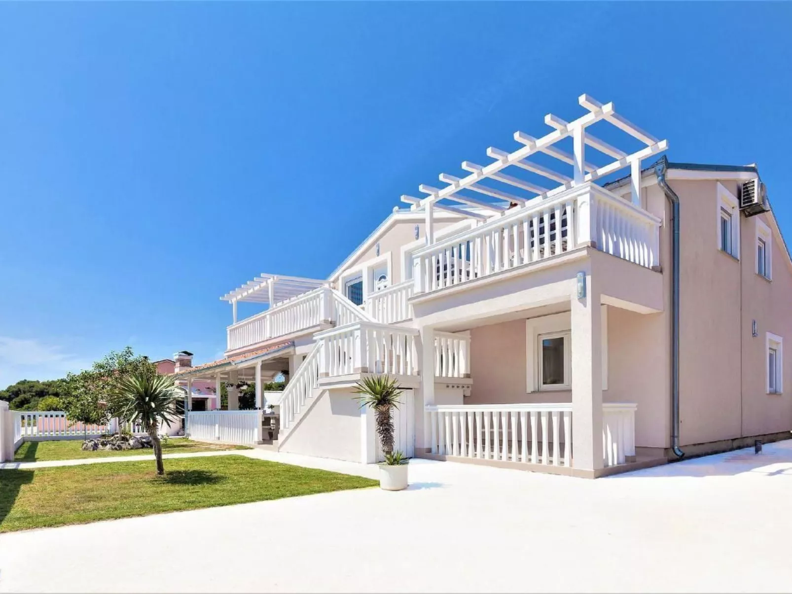 Mit Jacuzzi in Villa mit Parkplatz-Draußen