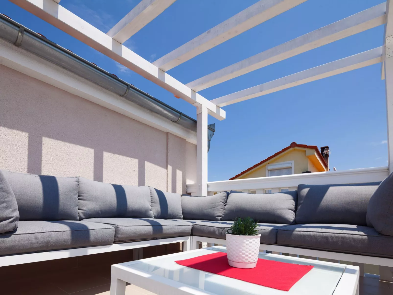 Ema Red mit Jacuzzi-Draußen