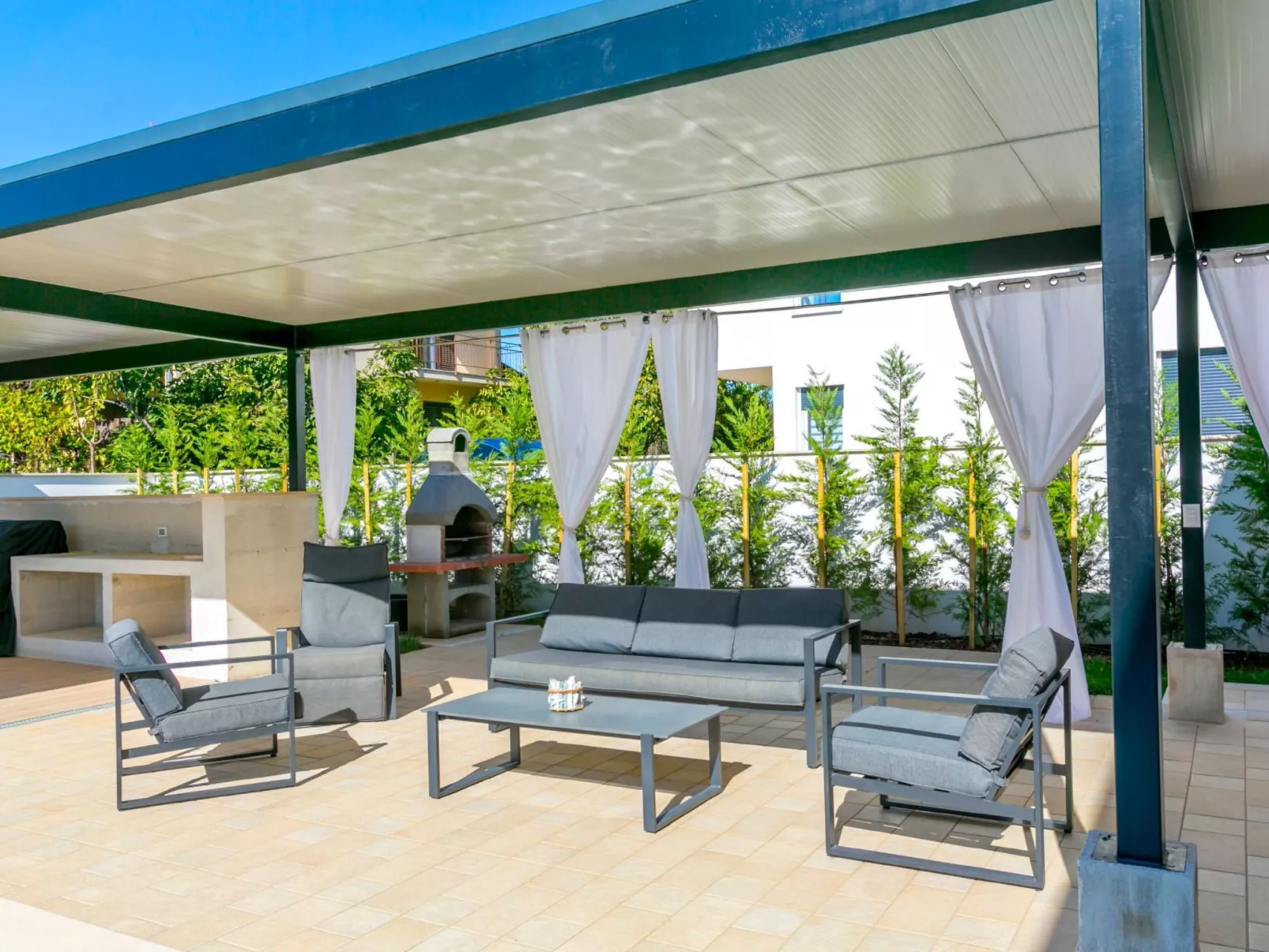 "Suzy" mit privatem Pool-Inside