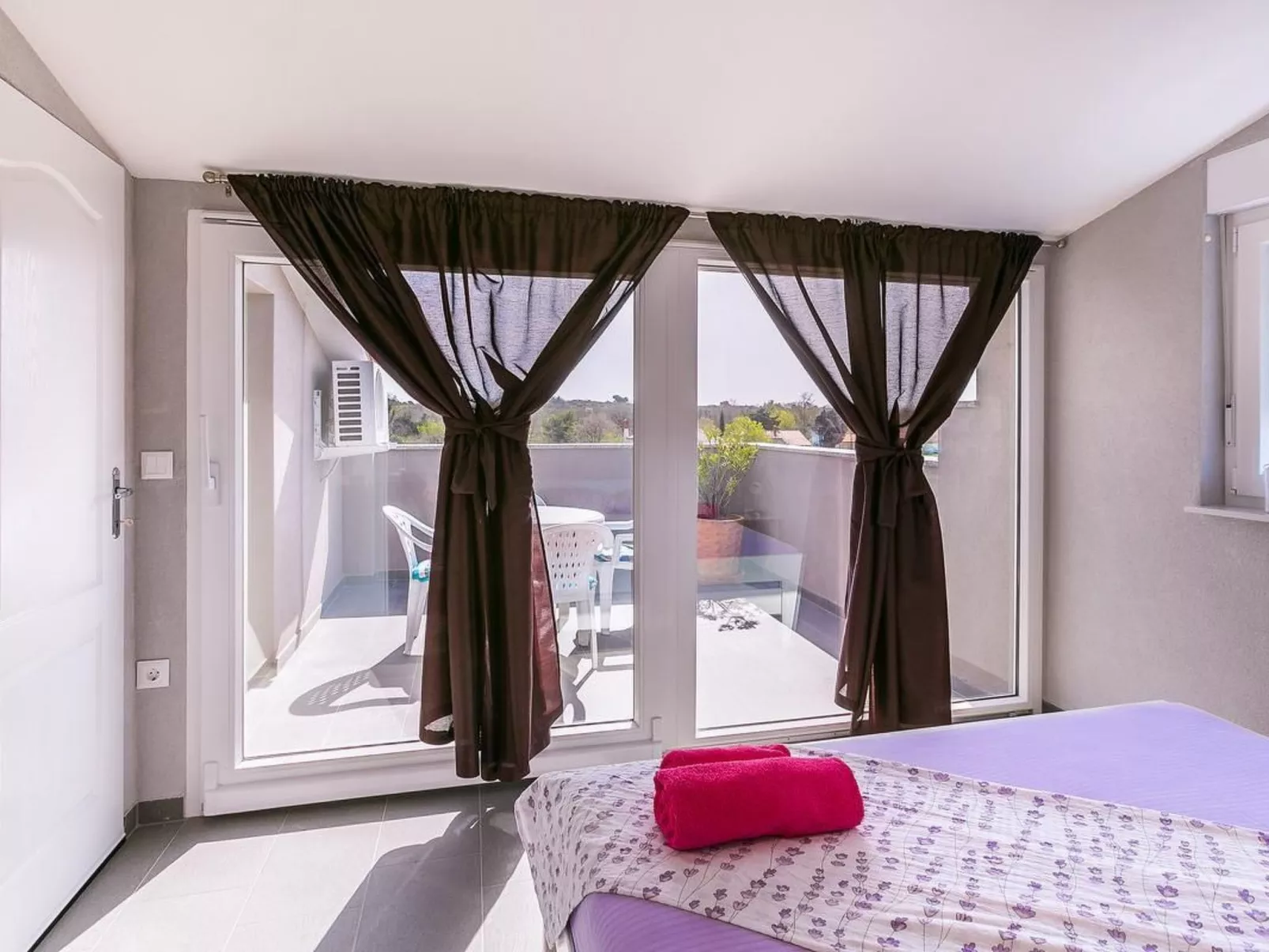 "Borka Kapovica" mit Balkon-Image-tags.info