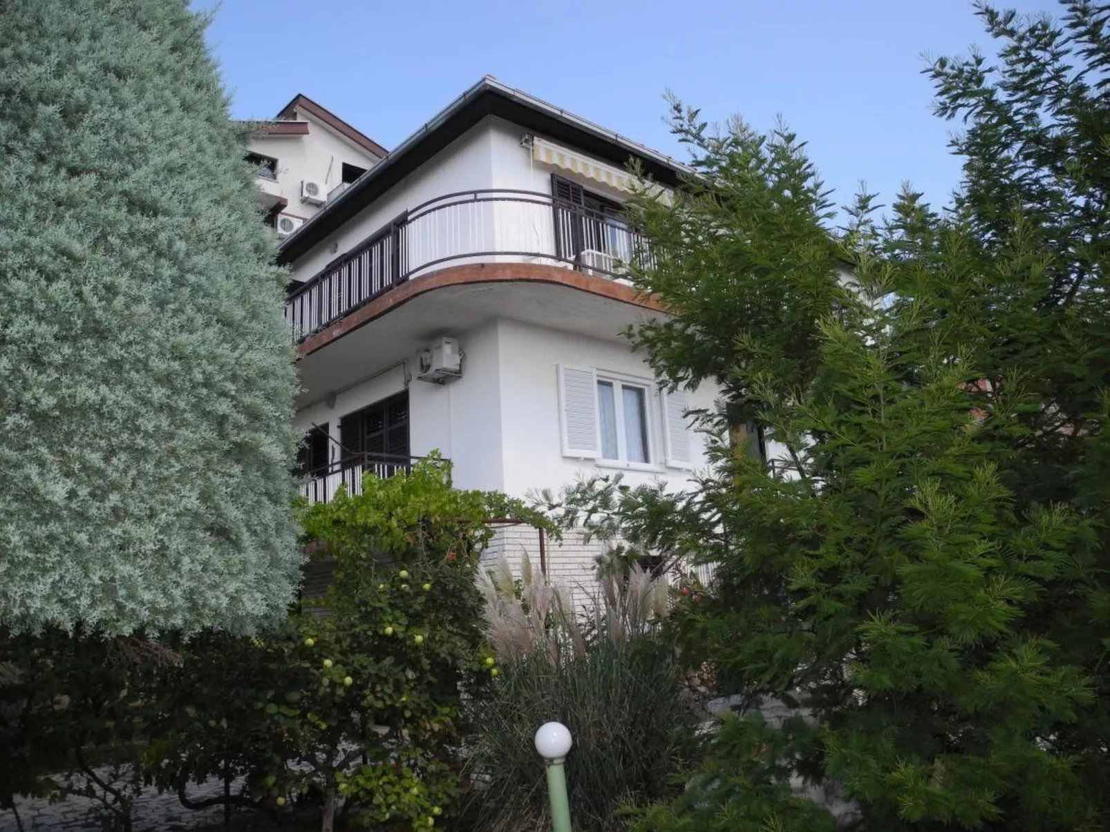 Appartement mit Balkon und Meerblick-Dehors