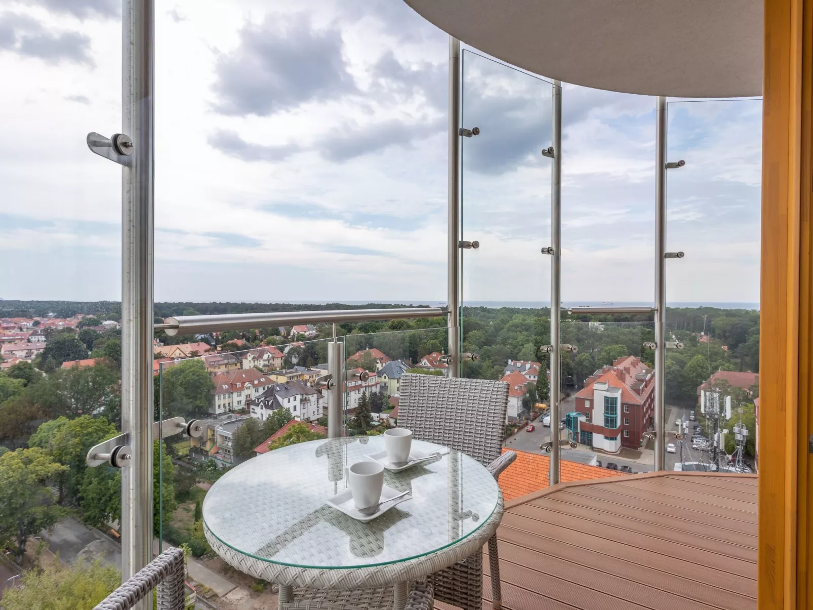 Luxuriös eingerichtete,helle Ferienwohnung am Meer-Image-tags.info