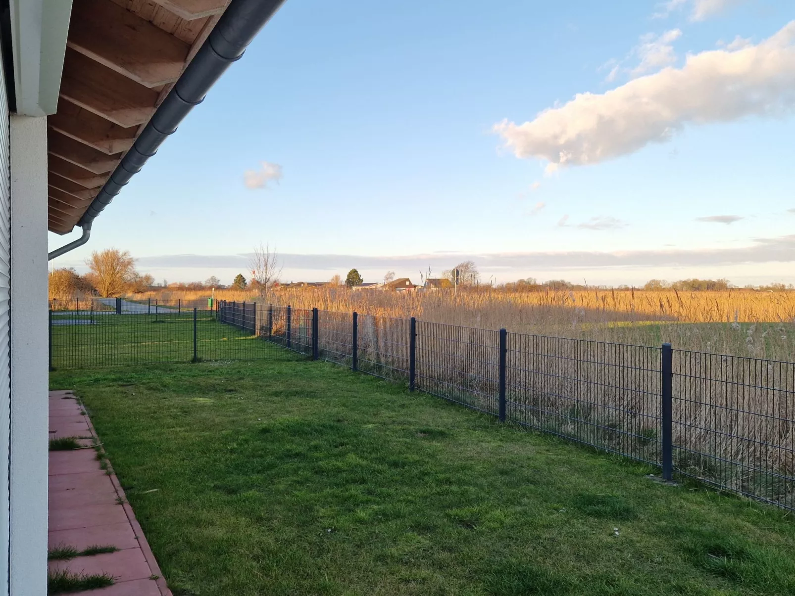 G9 eingezäuntes Haus in Randlage mit Weitblick - Draußen
