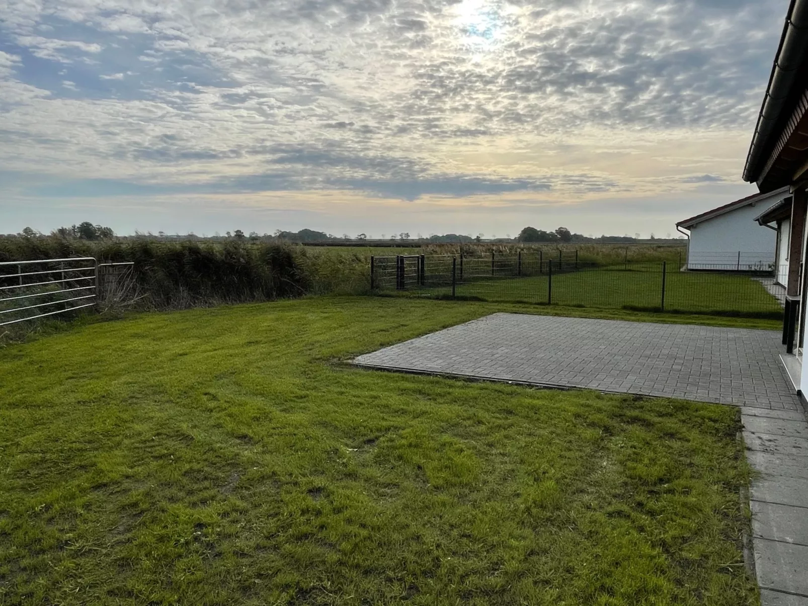 G1 Eingezäuntes Haus mit Kamin in Eckwarderhörne-Draußen