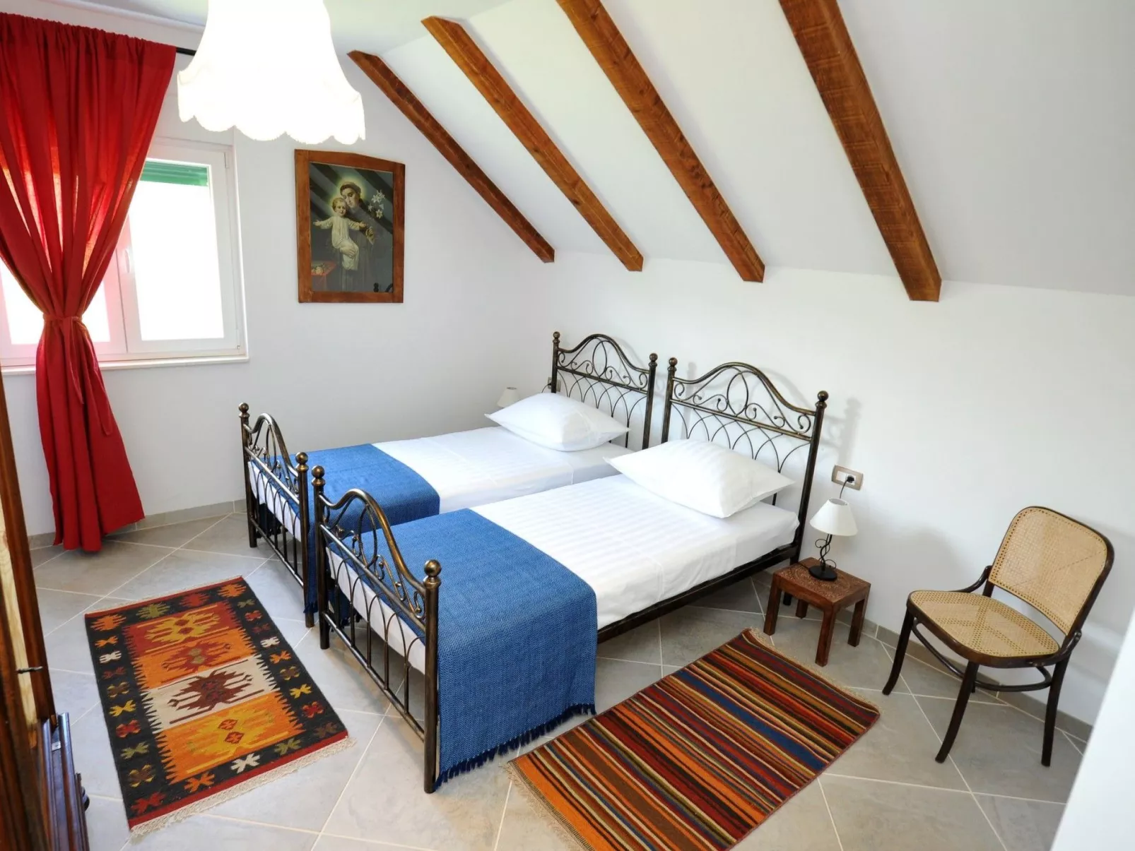 Alleinstehendes Ferienhaus mit Swimmingpool-Dedans