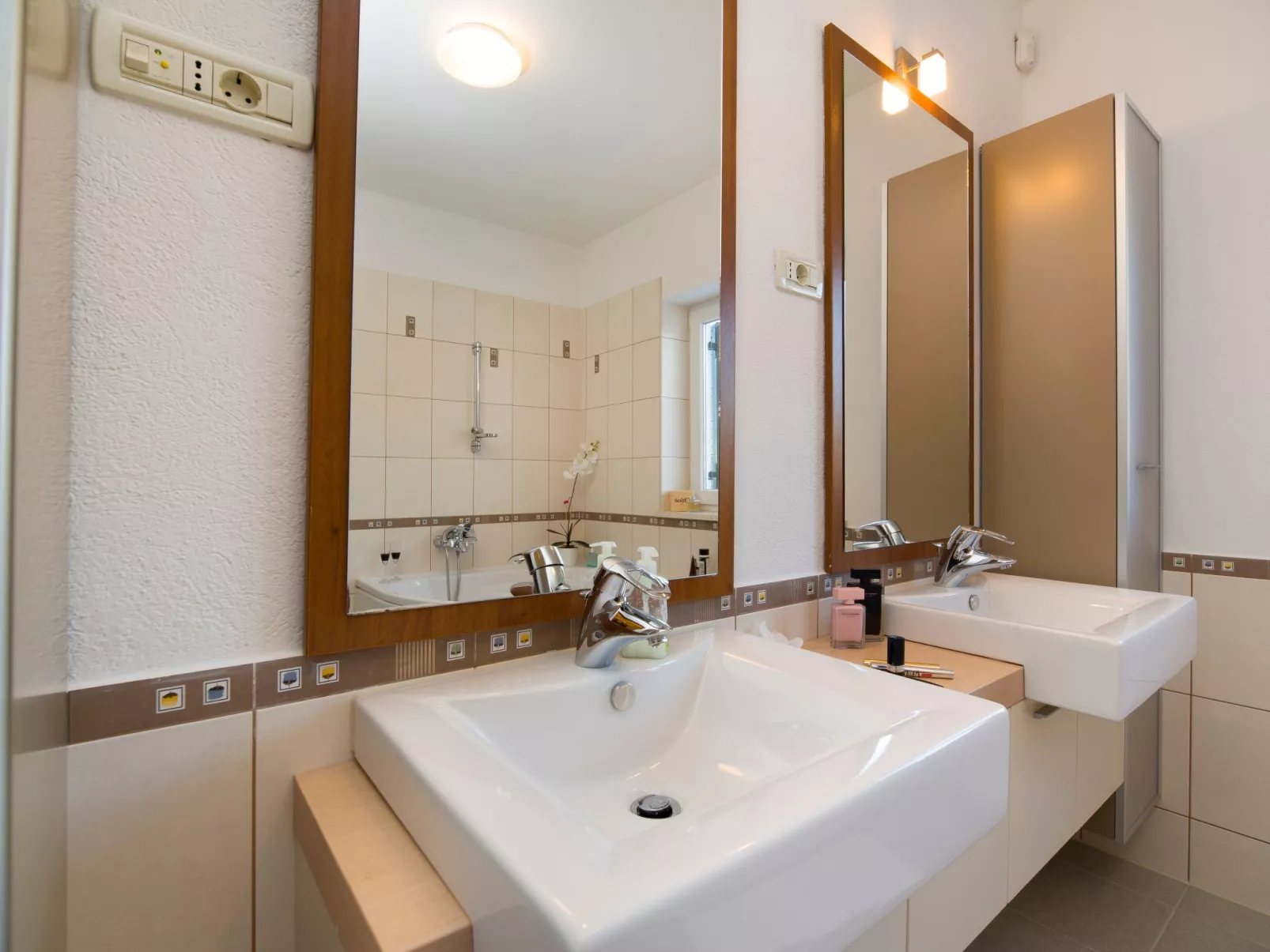 Ferienvilla mit Garten, Grill und Terrasse-Dedans