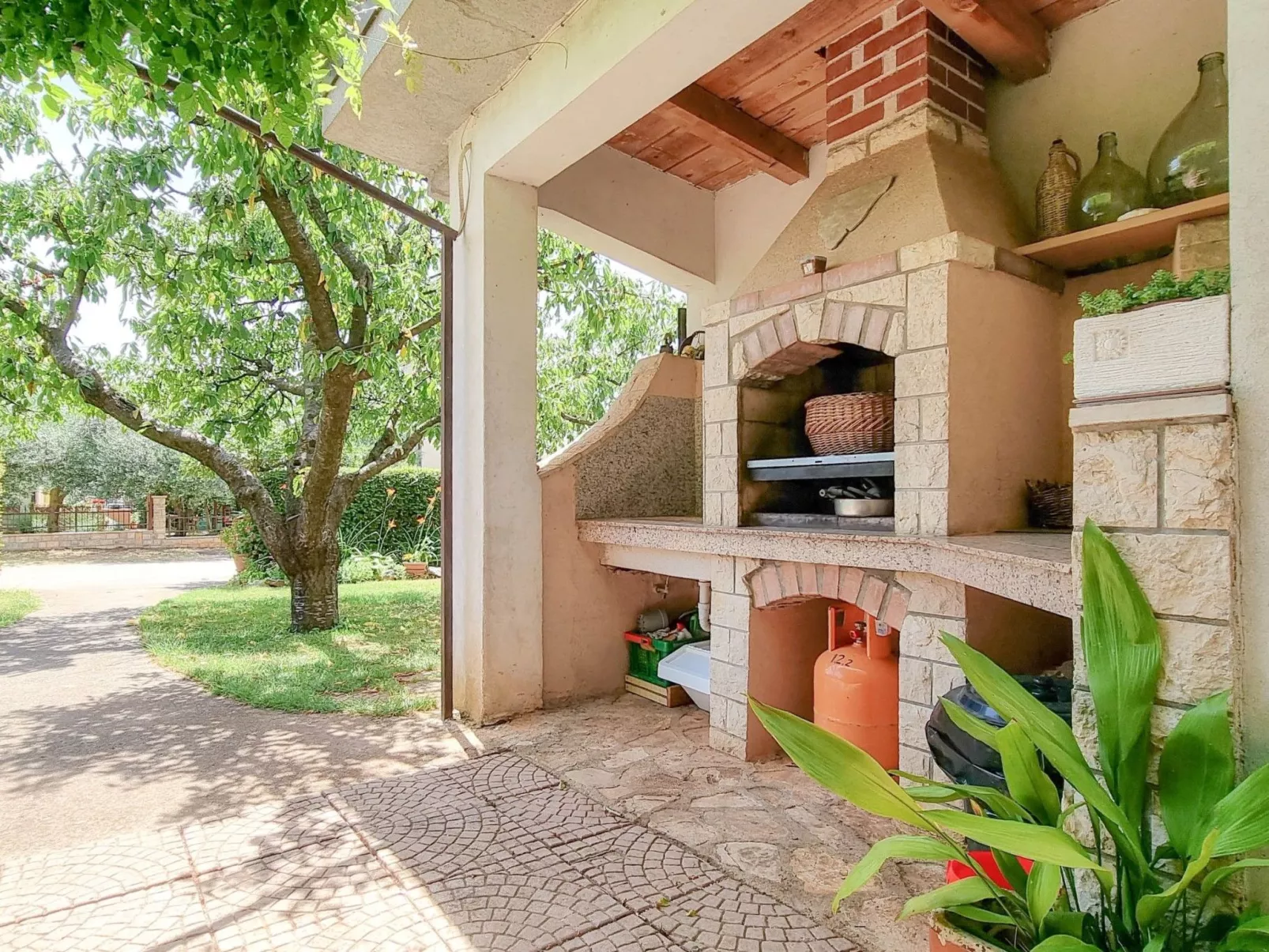 "Nina" mit Blick auf das Wasser-Outside