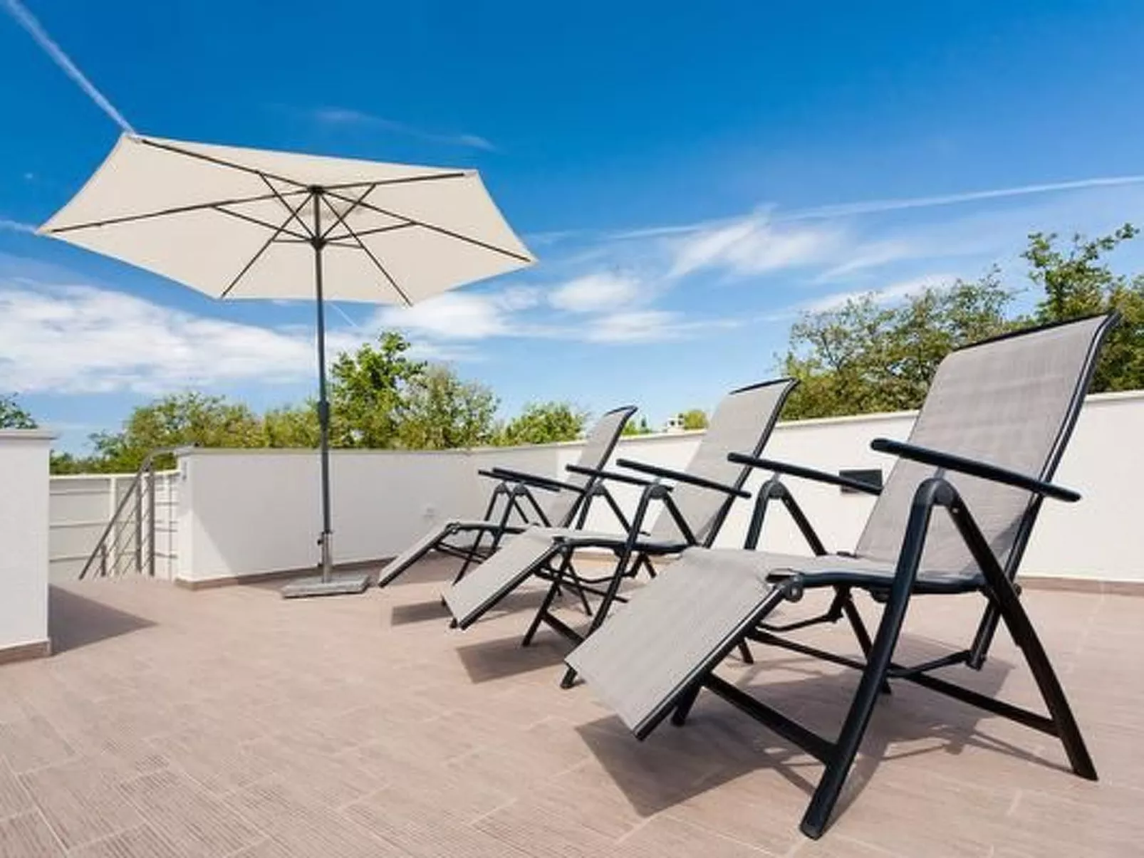 Designvilla mit Dachterrasse und Panoramablick-Outside