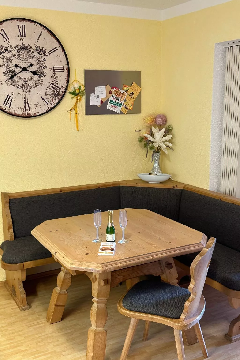 Rachel mit herrlichem Ausblick-Drinnen