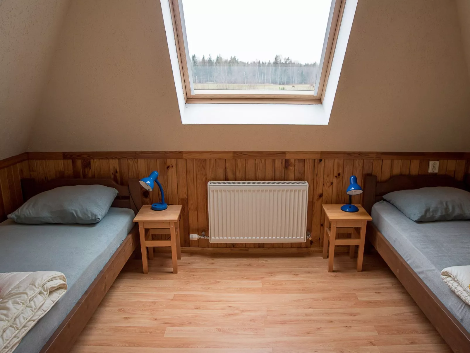 Fuchsbau in Waldnähe - Image-tags.info