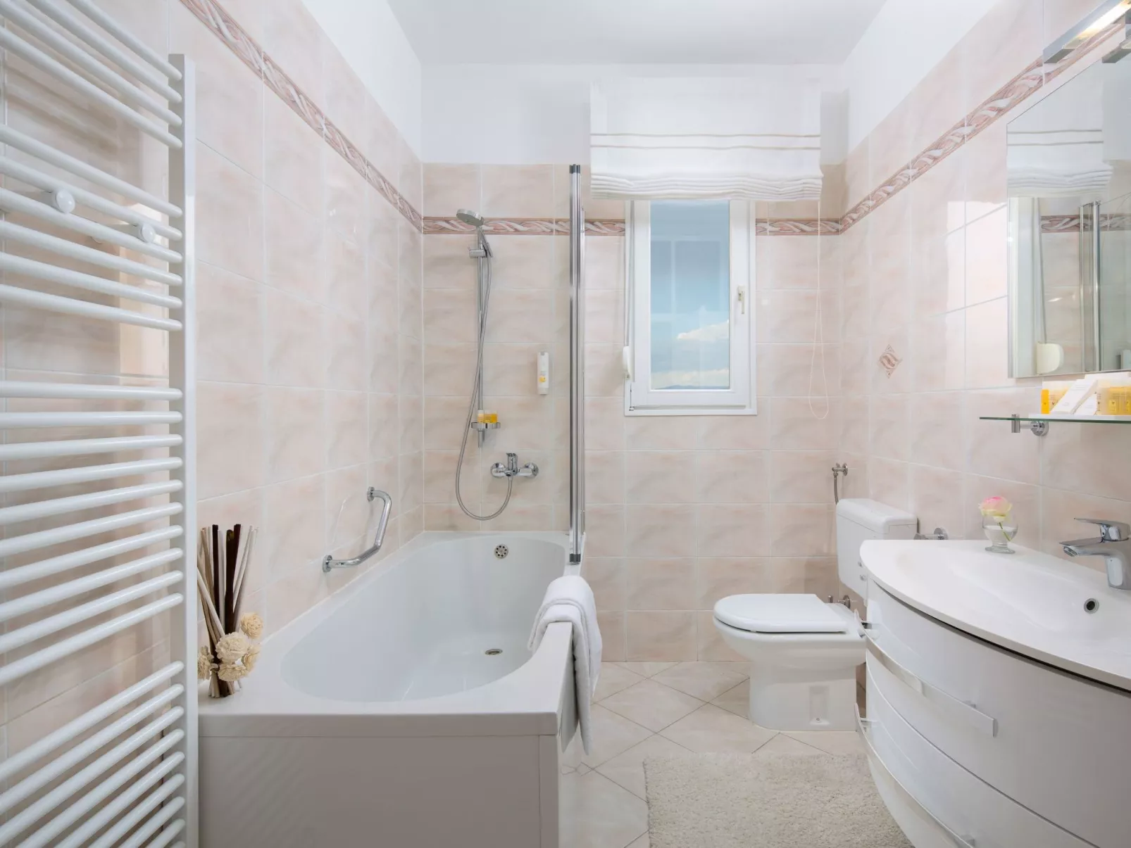 Schöne Villa mit Garten und Biodesign-Pool-Dedans