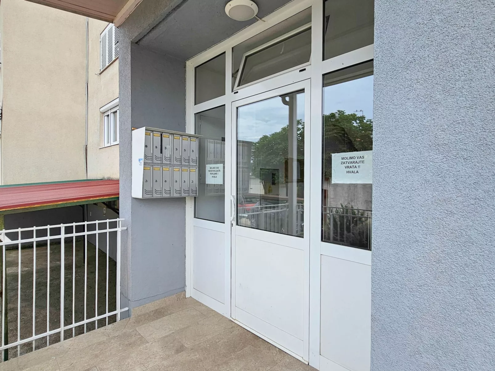 "Olga" mit Balkon-Draußen