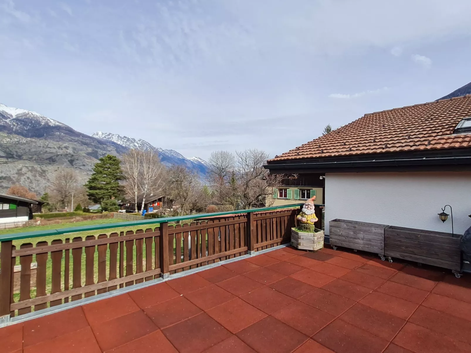 Chalet Haus (bei Einfahrt grosser Nussbaum )-Dehors