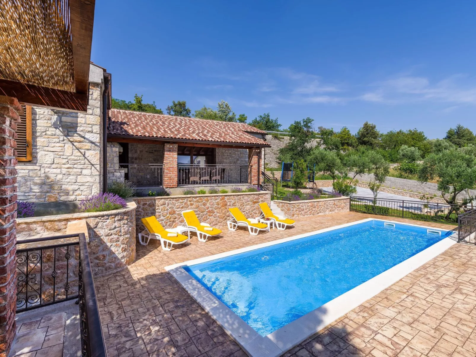 Ferienvilla Roko mit beheiztem Pool-Draußen