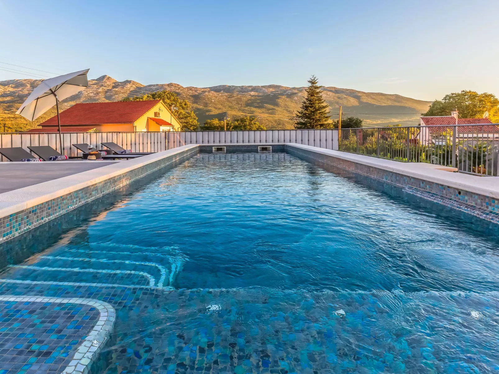 In Dugopolje mit Privatem Pool-Outside