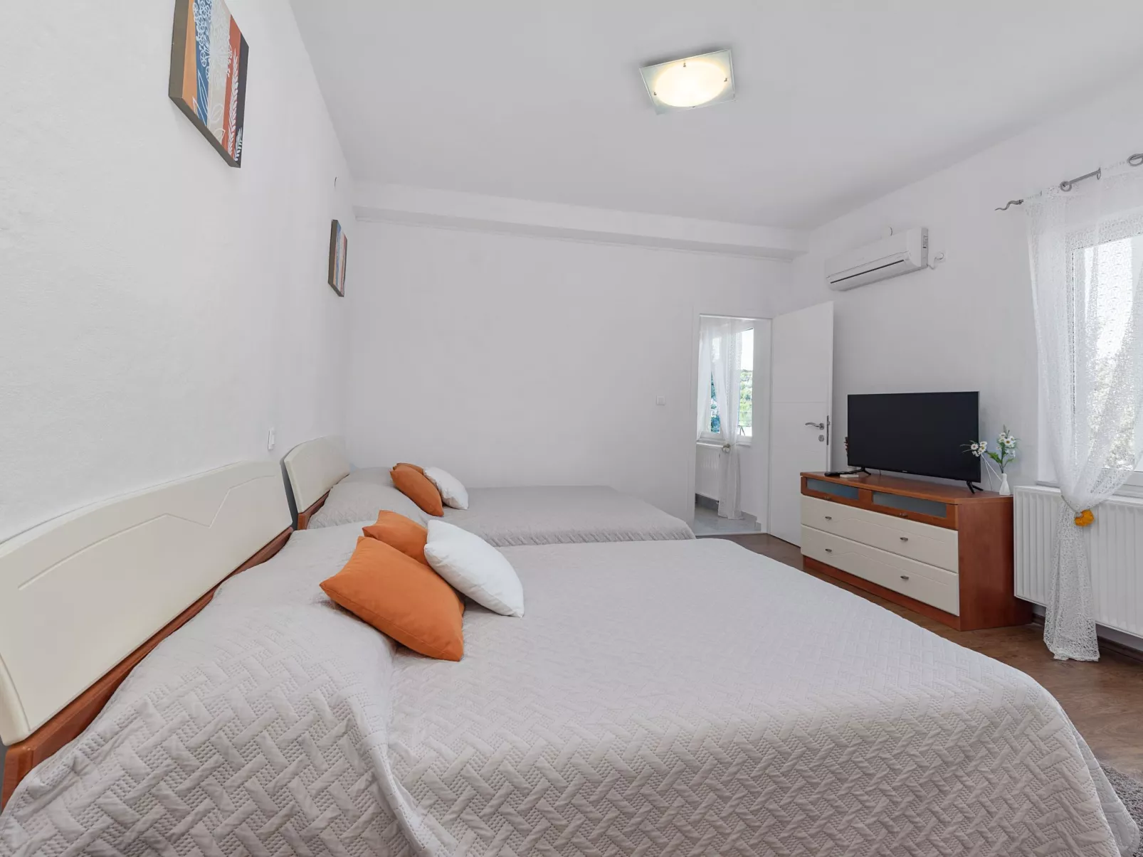 Villa Almas mit Schwimmbad, Fitnessraum, Tennisplatz-Drinnen