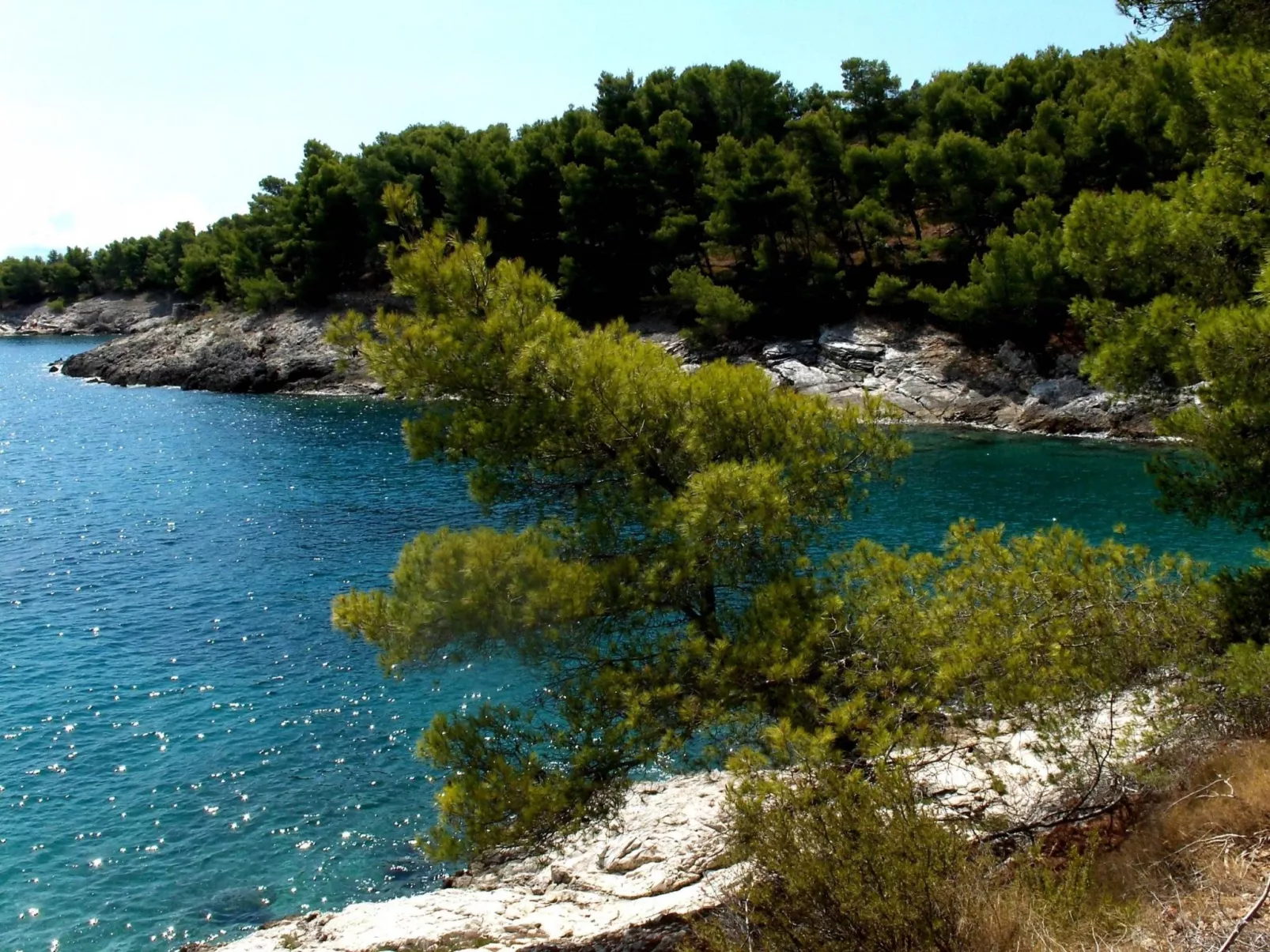 Kleines Steinhaus in einem ruhigen Ort auf der Insel Solta-Draußen