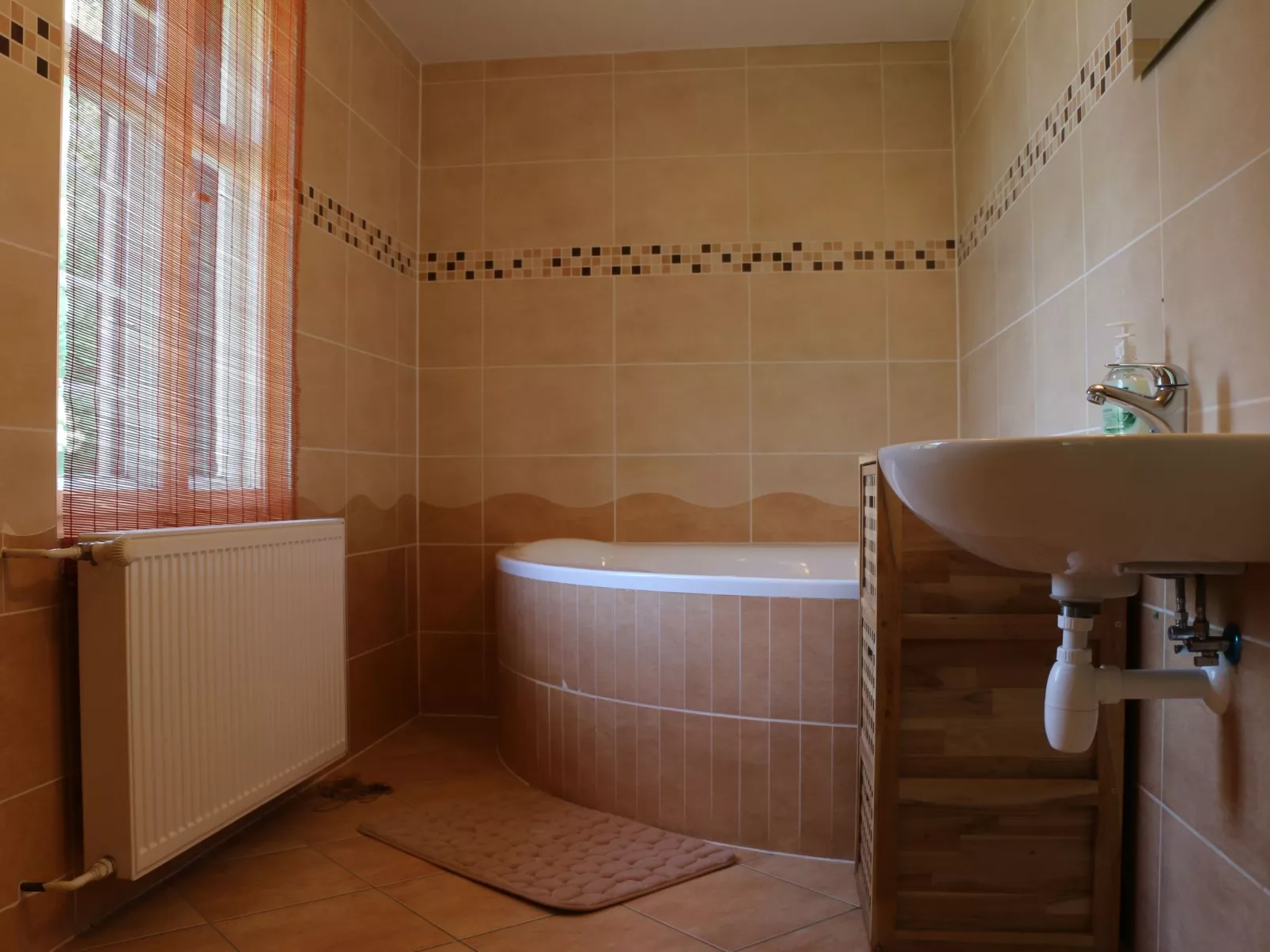 Traditionelles Haus, umgeben von Wäldern in Ralsko-Inside