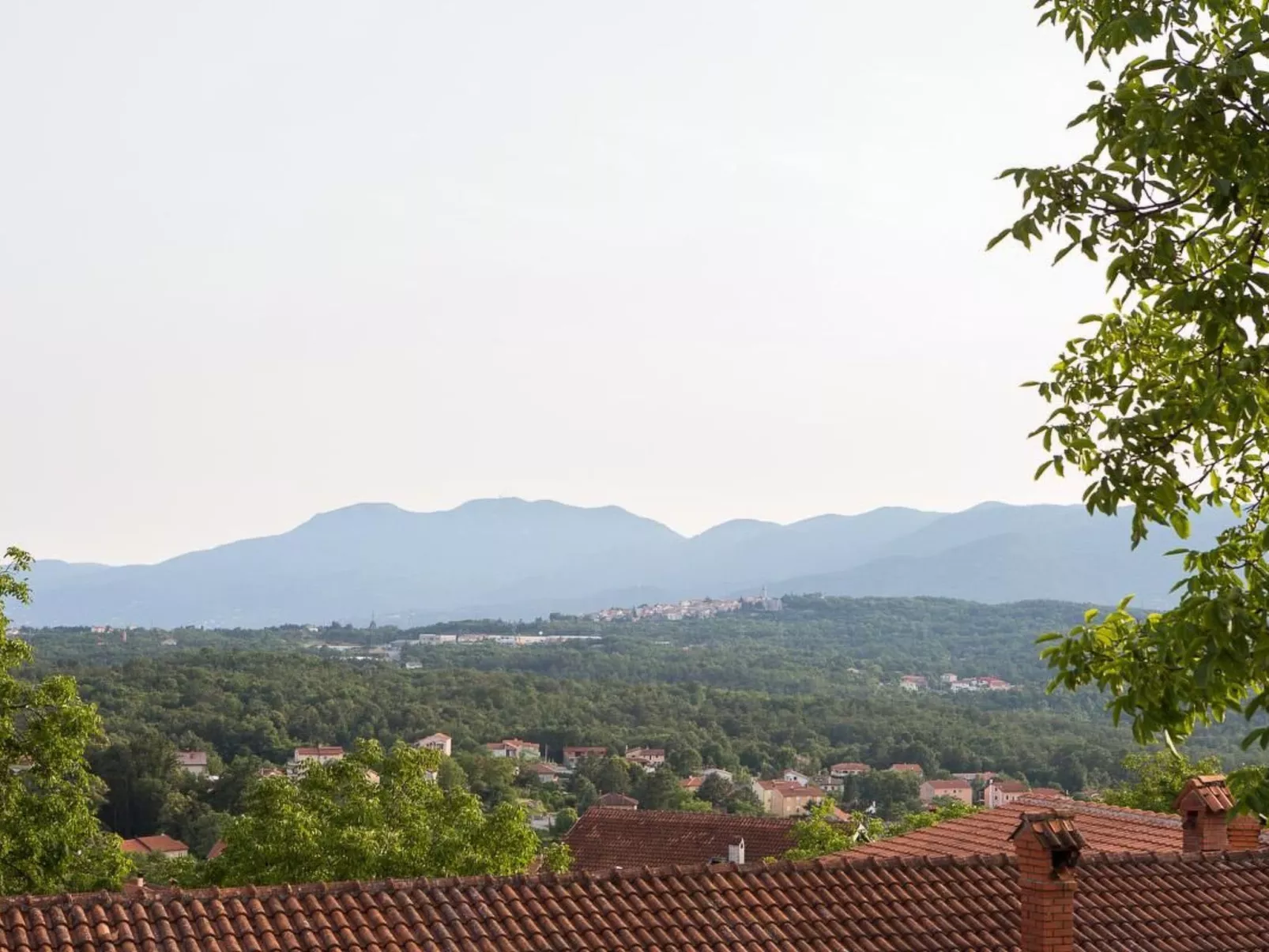 Haus mit modernem Interieur und einer alten Taverne - Image-tags.info