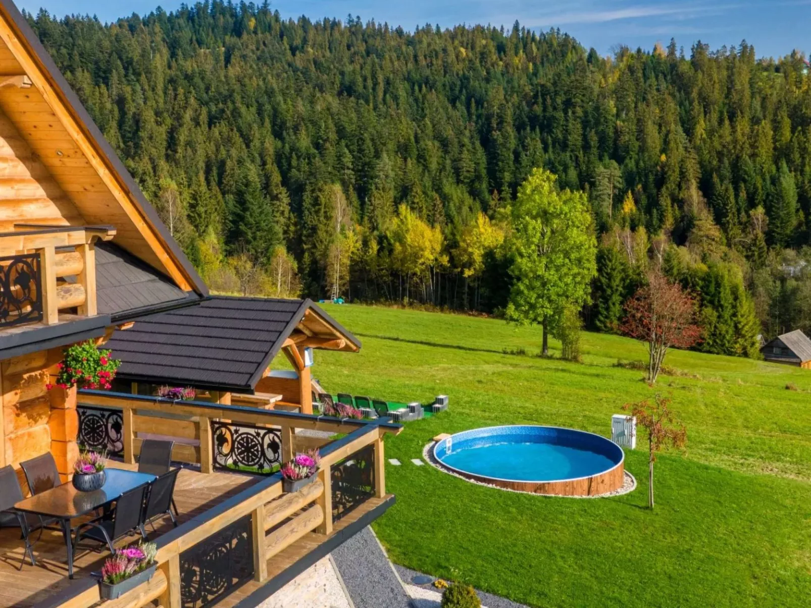 Mit Entspannung im Jacuzzi-Drinnen