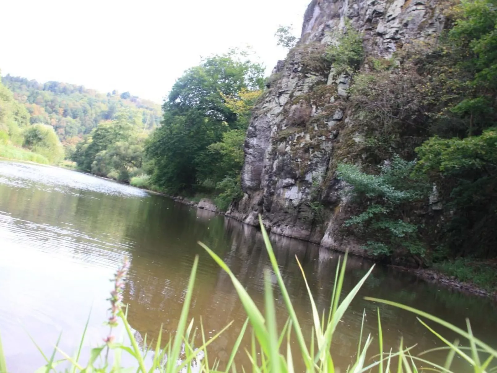 Mit Blick auf das Wasser-Dehors