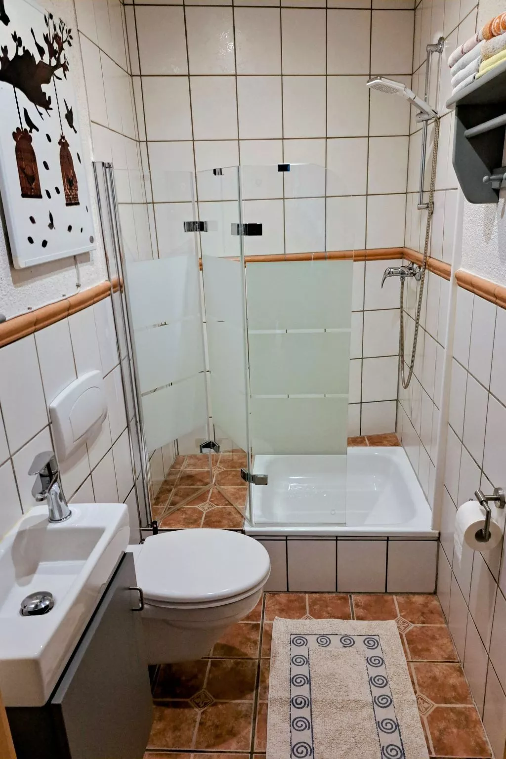 Mit Garten und Parkplatz-Drinnen