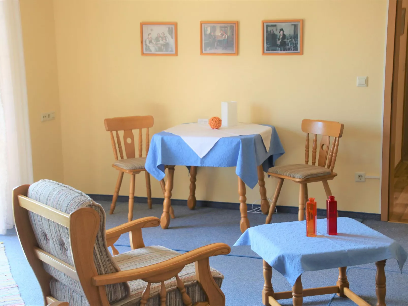 Gemütliche Ferienwohnung mit großem Garten - Drinnen