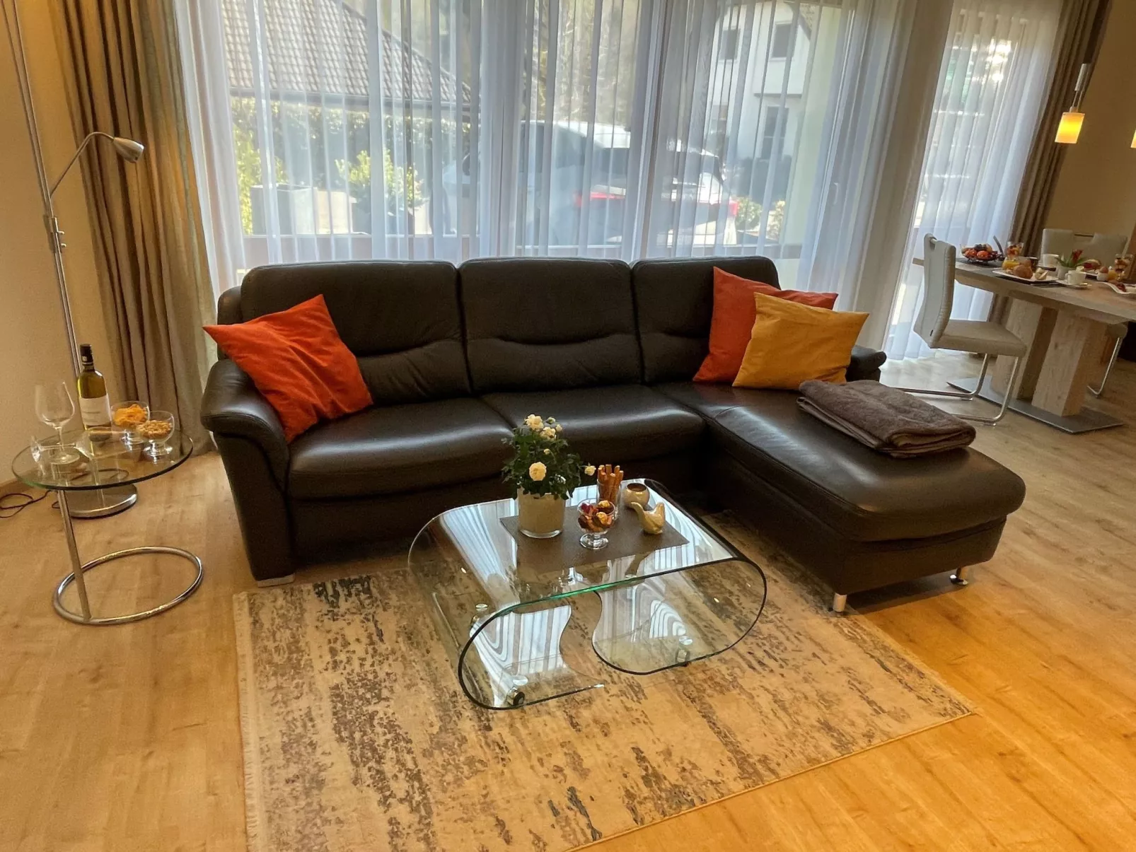 Mit Parkplatz und Terrasse-Inside