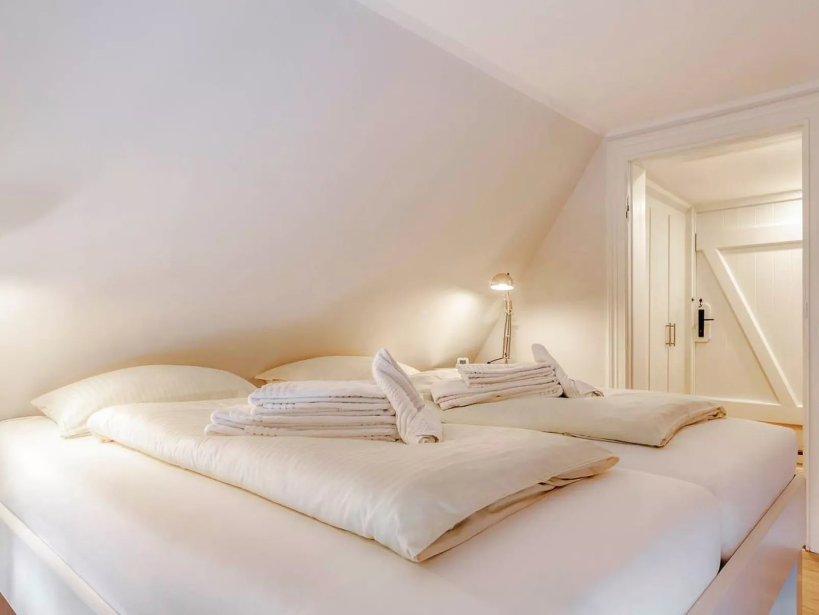 Reetdachhaus inmitten von Wiesen und Feldern-Dedans