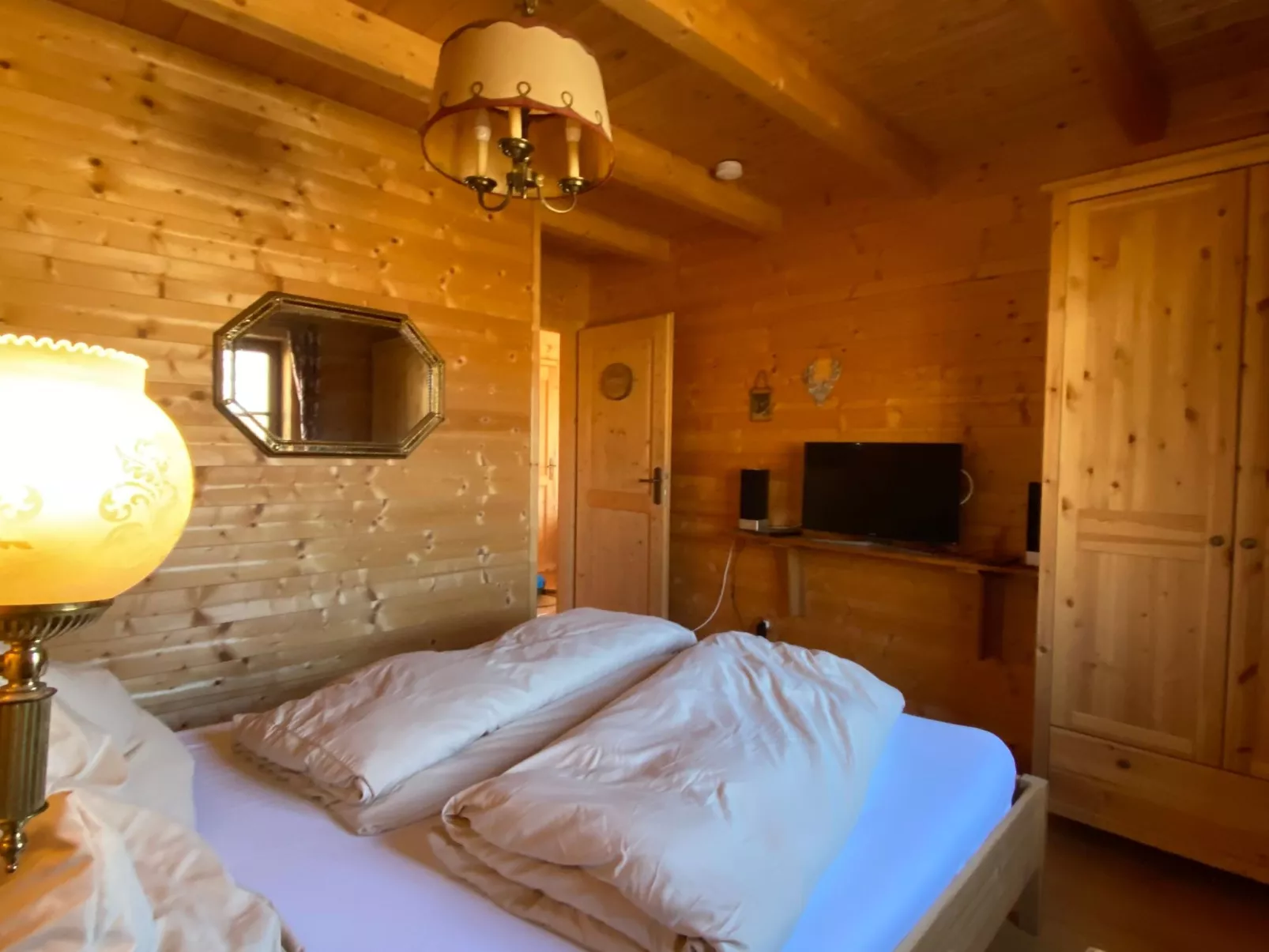 Berghütte mit Blick auf die Berge-Inside