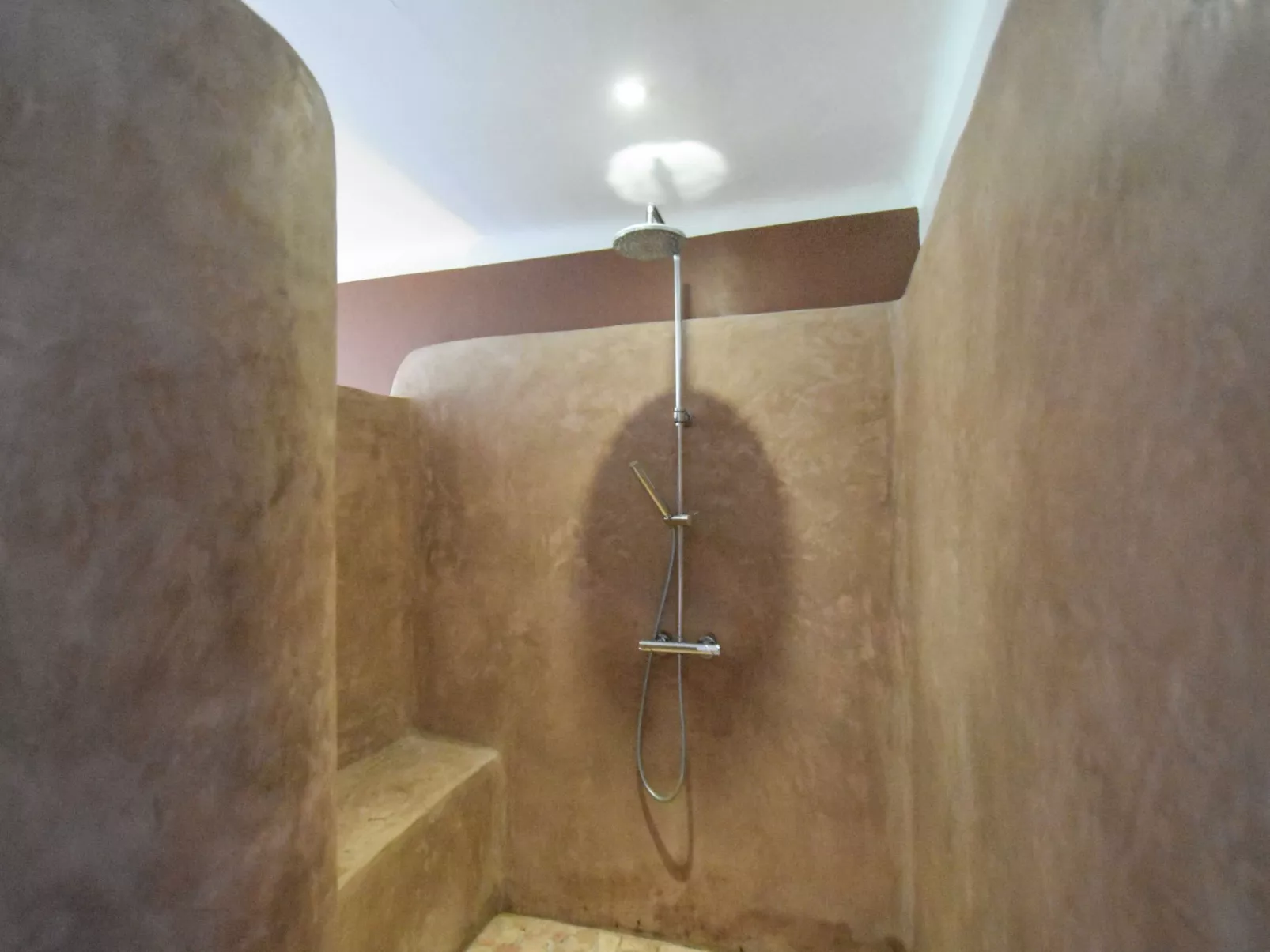 Schönes Ferienhaus mit Pool-Drinnen