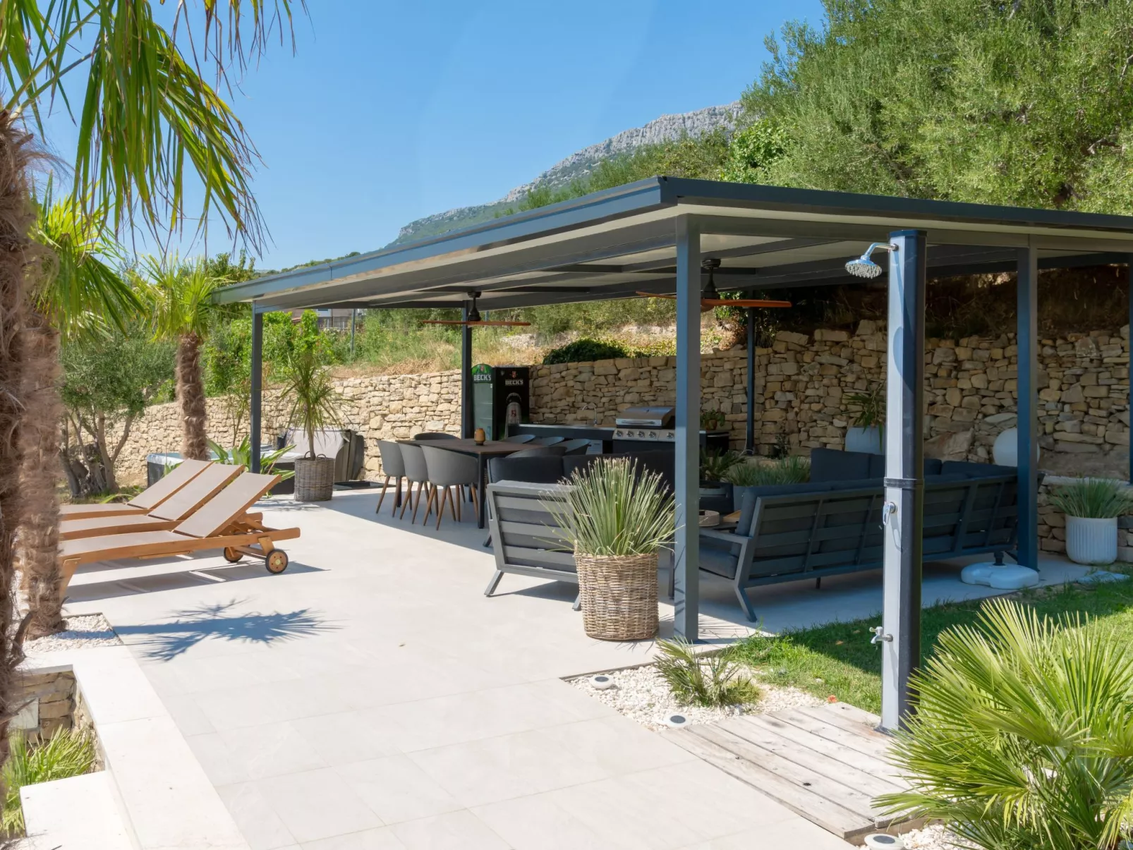 Haus für 9 Personen und 1 Kind in Kastel Luksic-Draußen