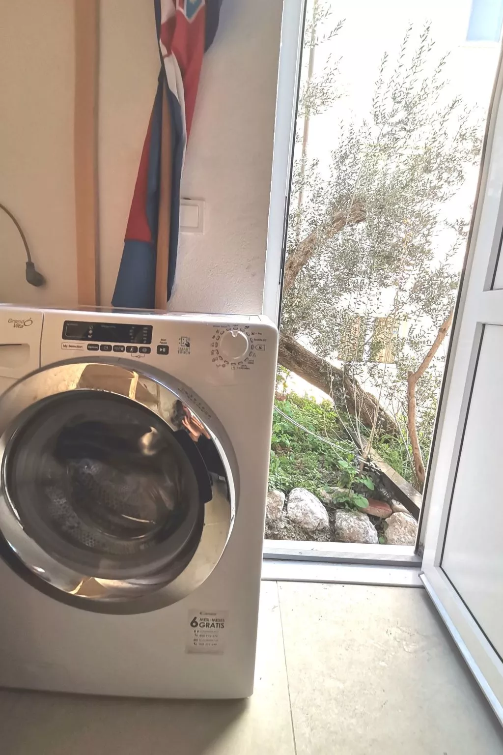 Weiße Idylle auf dem blauen Meer-Dehors