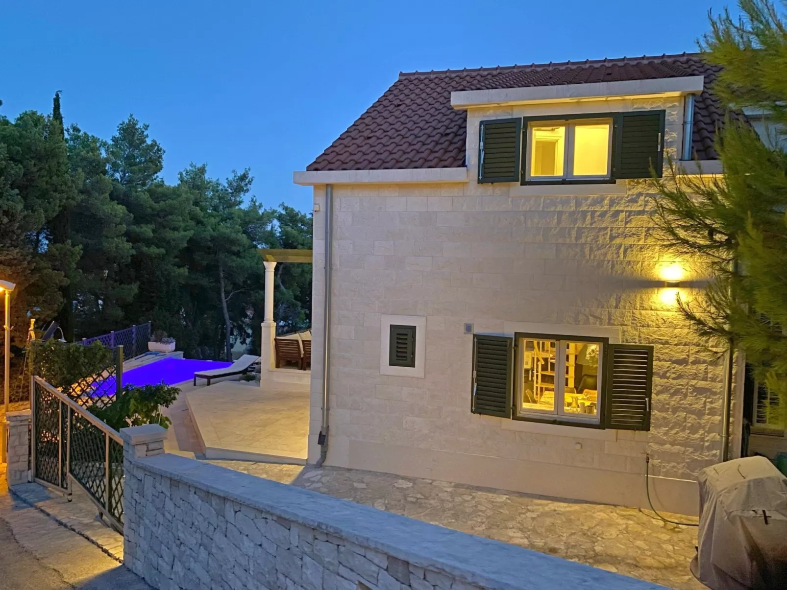 Schönes Ferienhaus mit privatem Pool-Outside