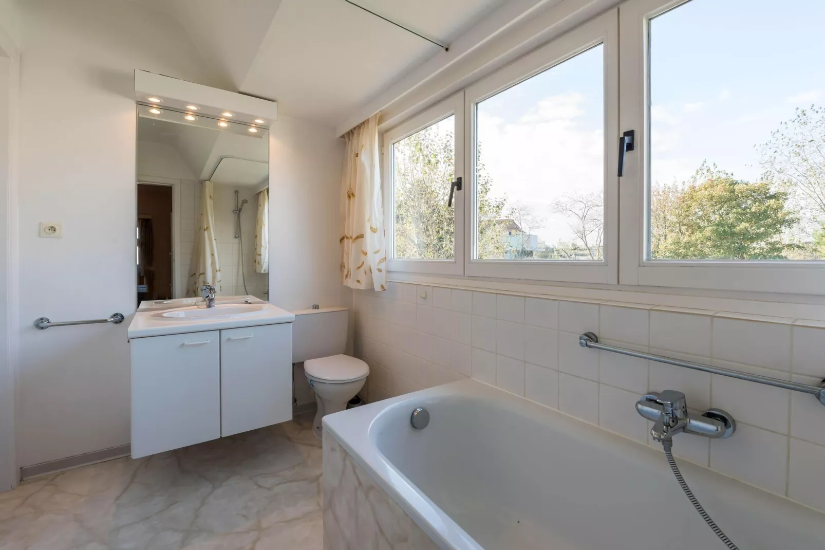Tamalone-Bathroom