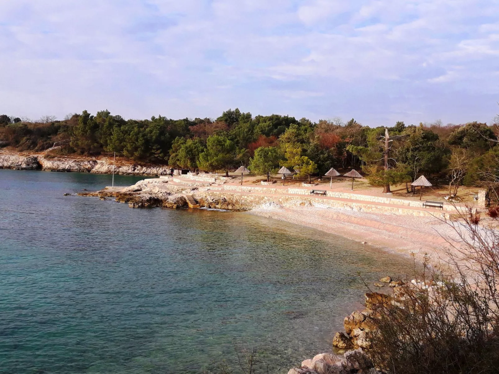 Gemütliches Ferienhaus in Pinezići mit großer Terrasse-Dehors