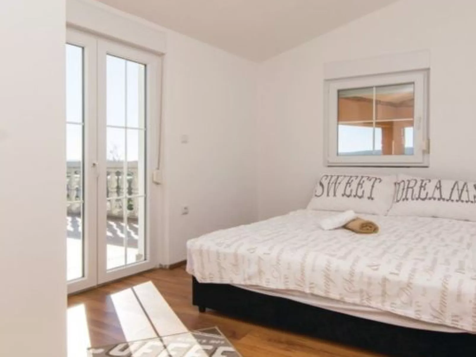 Laura mit Pool-Drinnen