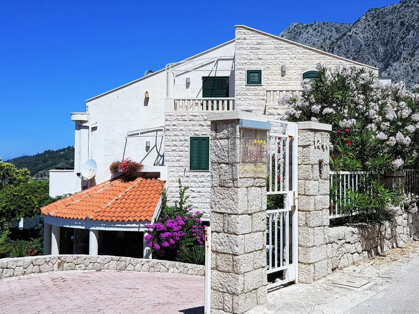 Wohnung in Drašnice mit Schönem Garten-Outside