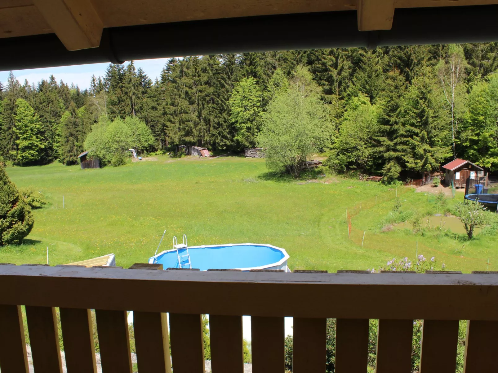 Mit Kaminofen, Fitnessraum und Sauna-Draußen